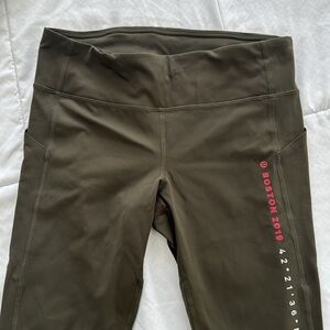 Lululemon Pace Rival - Boston Marathon 2019 Size 8 (olive green)